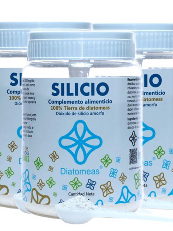 Nuestro producto, Diatomeas®, es un complemento alimenticio natural compuesto por millones de frústulas, o caparazones, de algas unicelulares milenarias conocidas como diatomeas®. Estas diatomeas®, presentes en la exclusiva tierra de diatomeas, se originaron en aguas frías generadas por el deshielo de grandes glaciares que cubrían vastas zonas montañosas del Himalaya. A lo largo de millones de años, los cambios geológicos y climáticos provocaron el derretimiento de hielo y nieve, creando ríos, lagos y pantanos de agua dulce pura y cristalina. En estas condiciones únicas prosperó una especie de diatomeas® de forma cilíndrica. Para quienes buscan más, que exigen los mejores productos del mercado a un precio inmejorable, ofrecemos nuestra mega oferta de tierra de diatomeas para consumo humano 1.2kg. Perfecta para compartir con los suyos, esta presentación es ideal para aquellos que valoran la calidad y desean disfrutar de un complemento natural, puro y beneficioso.